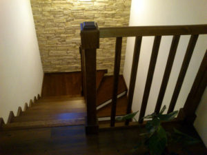 Dřevěné schodiště v masivnim designu