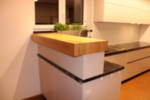 Moderní kuchyně s drásaným porvchem a masivní dubovou barovou deskou