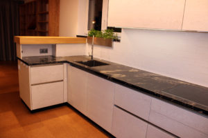Moderní kuchyně s drásaným porvchem a mramorovou pracovní deskou