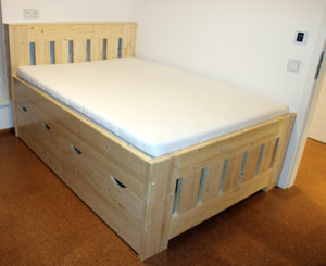 Borovicová masivní postel s úložným prostorem