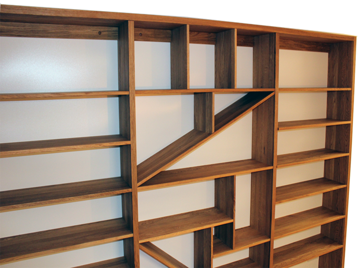 Dominantní kus masivního, dubového nábytku, který dokáže zateplit obytný prostor. Knihovna spojuje praktické využití, kdy pojme množství literatury, se zajímavým středovým prostorem.